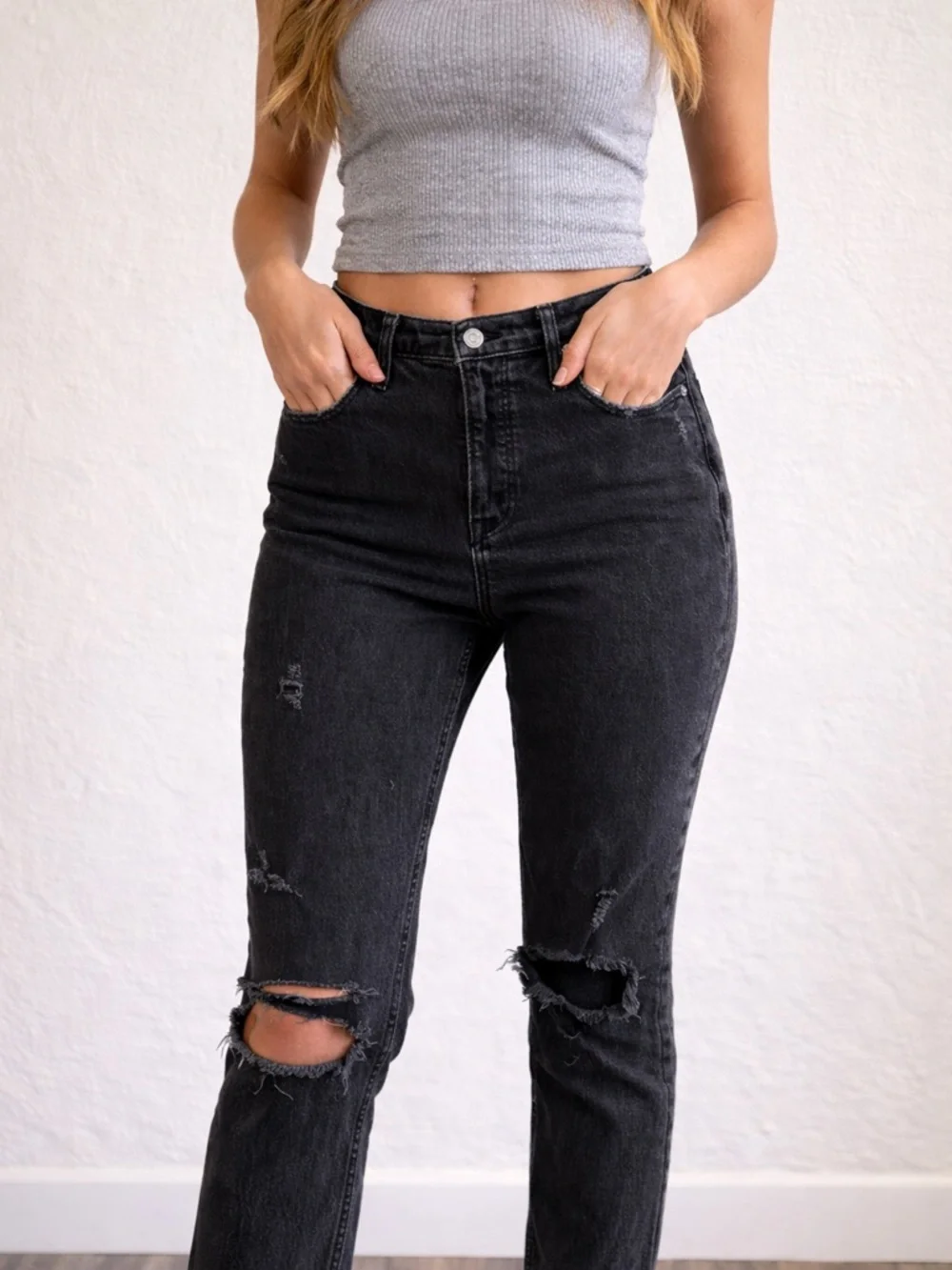 Abercrombie & Fitch Black High-Rise Distressed Jeans - Picture 2 of 9
